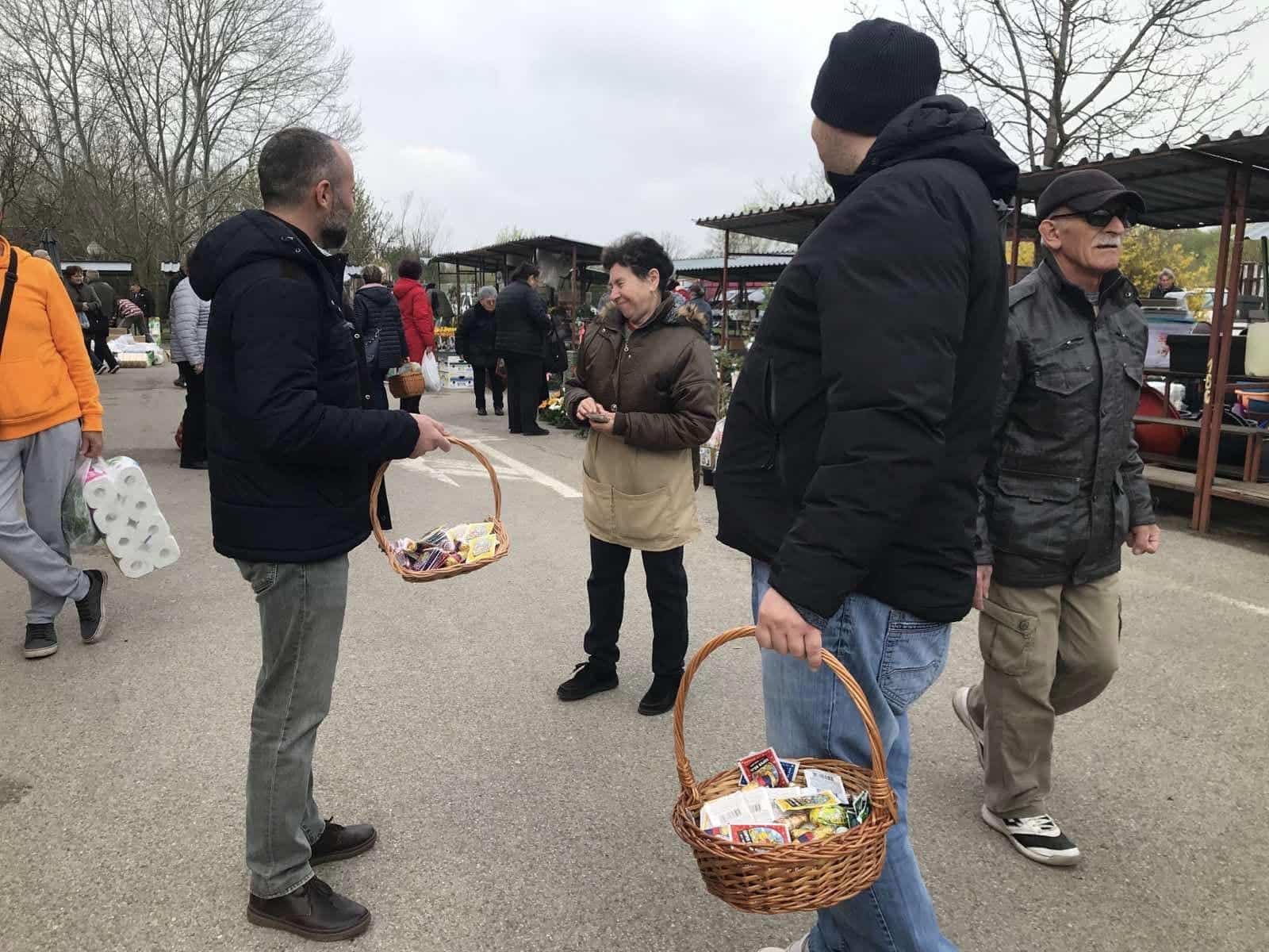 Szatmári Adrián és Tomik Nimród, a VMSZ topolyai helyi szervezete nevében a topolyai piacon köszöntötte a polgárokat húsvét alkalmából. Mindenkinek jó egészséget és szeretetteljes ünnepeket kívántak alkalmi ajándék kíséretében.